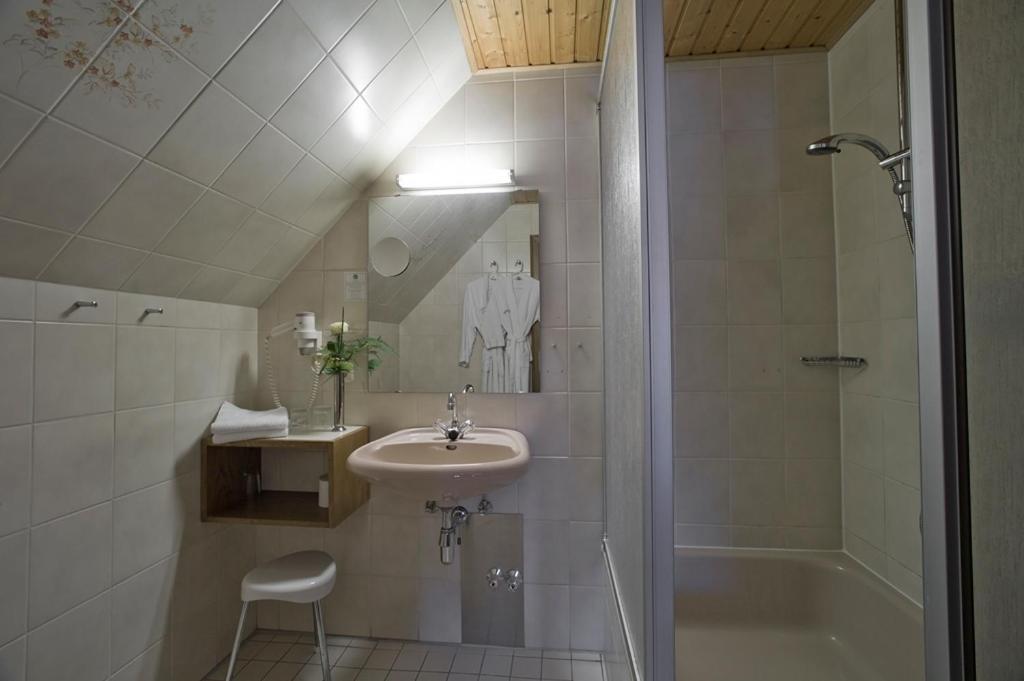 Landhotel Sauerlaender Hof Eslohe Ruang foto
